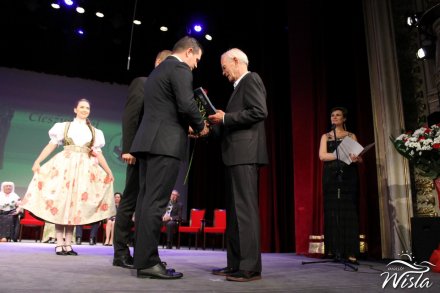 Burmistrz Wisły Tomasz Bujok gratuluje laureatowi Srebrnej Cieszynianki